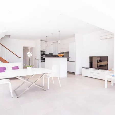 Дом отдыха Bright 100 M With Terrace And Sea View
