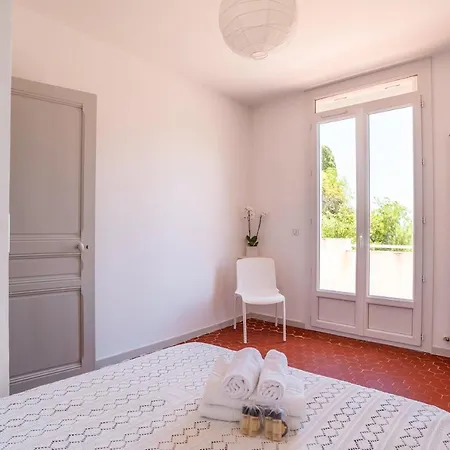 Bright 100 M With Terrace And Sea View *